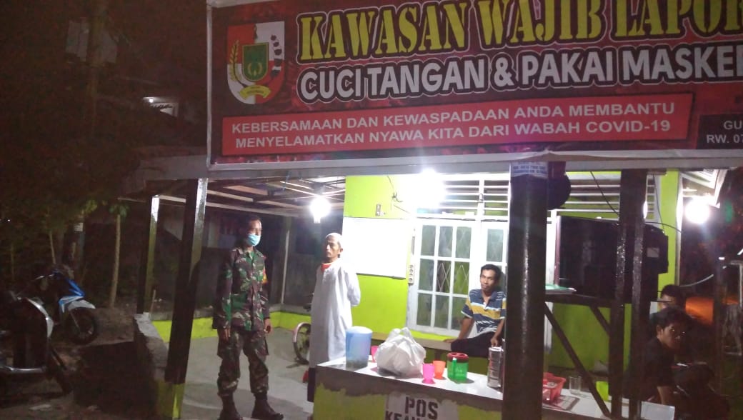 Patroli Rutin RW Siaga, Babinsa Agro Wisata Ajak Warga Perketat Siskamling