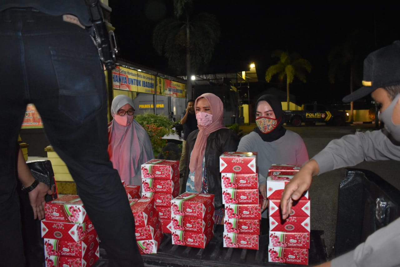 Polres Kampar Bagikan Nasi Kotak untuk Sahur pada warga