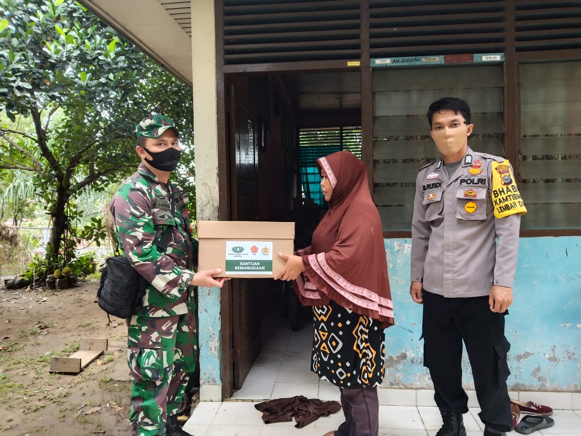 Babinsa Lembah Damai Salurkan Sembako ke Warga Terdampak Covid-19