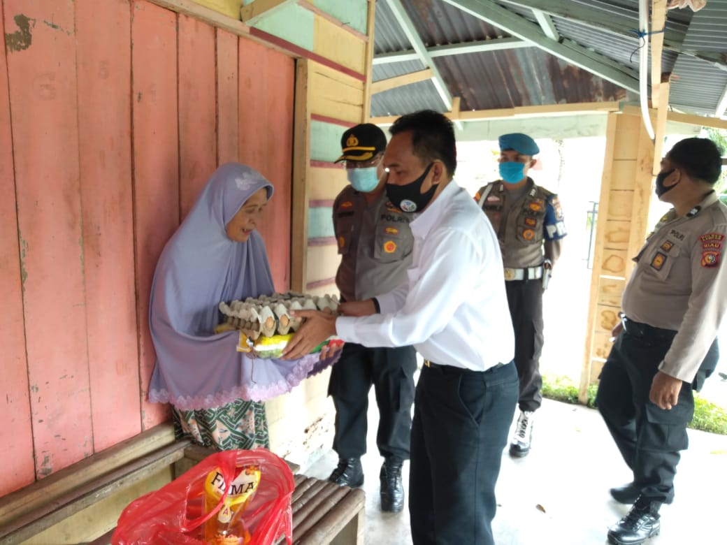 Peduli Masyarakat, Polres Kampar Bantu Warga Terdampak Covid-19