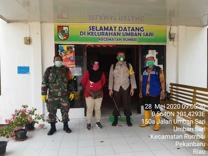 Hari Terakhir PSBB, Babinsa Semprot Kantor Lurah dengan Disinfektan