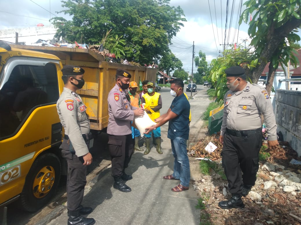 Polres Kampar Â Distribusikan Sembako Warga Terdampak Covid-19