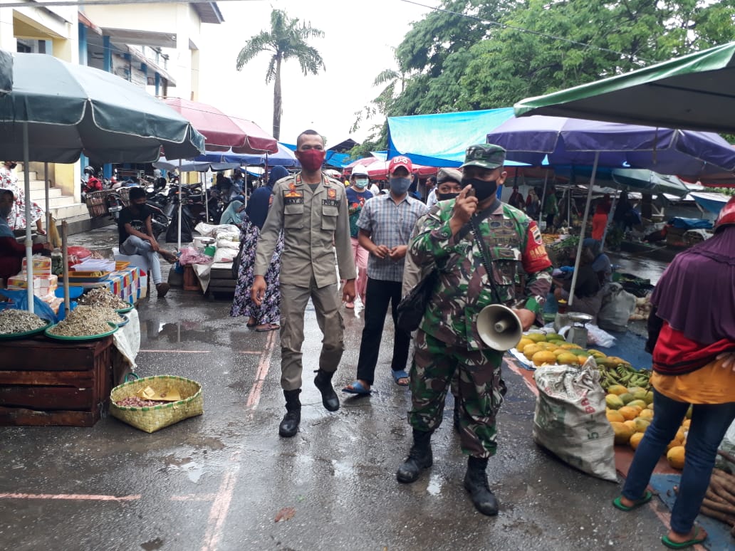 Keliling Pasar Dengan Pengeras Suara, Babinsa Ajak Masyarakat Patuhi Protokol Kesehatan