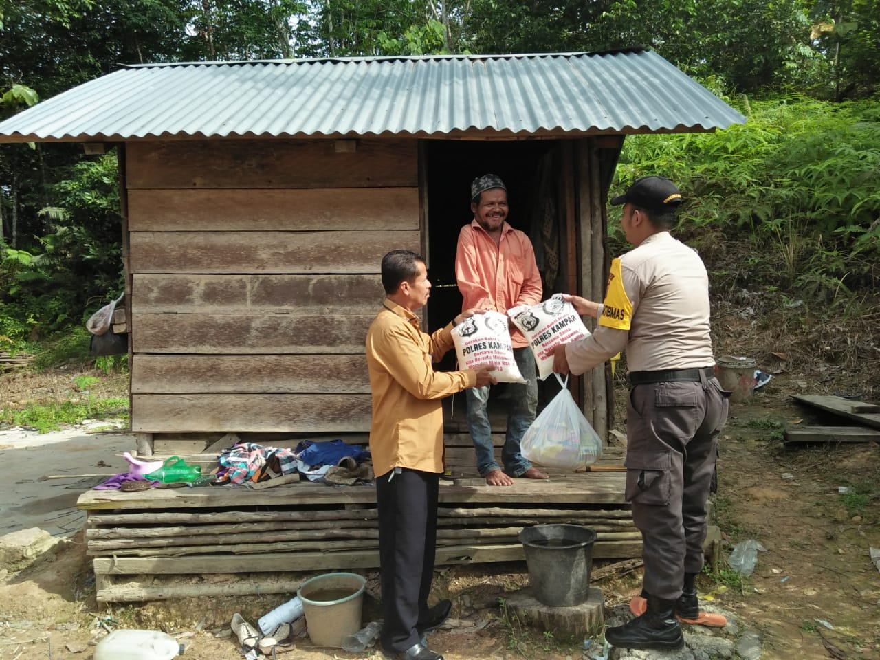 Kapolres Kampar Utus Bhabinkamtibmas Kirim Bantuan untuk Pak Udin