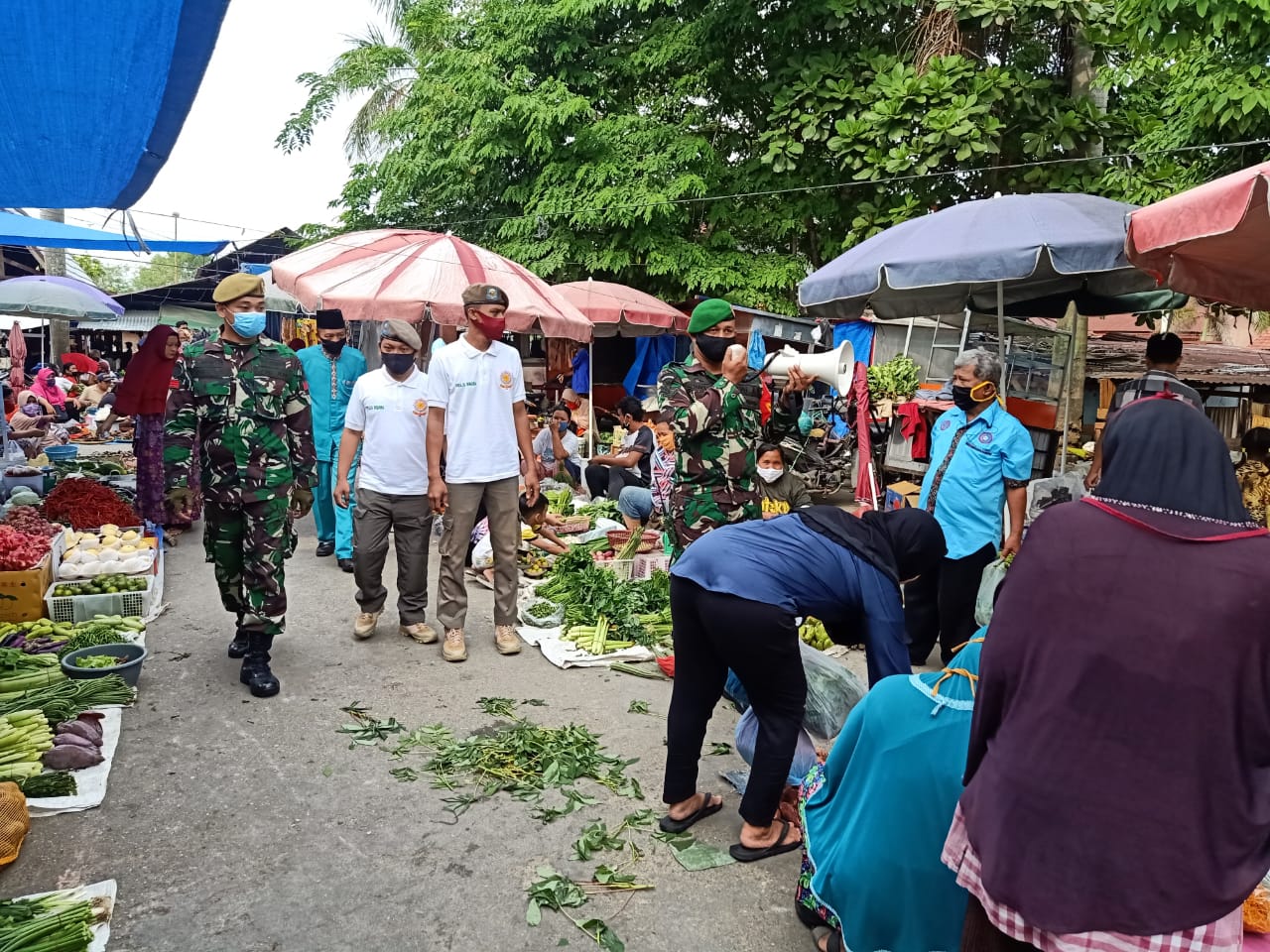 Babinsa Ingatkan Pengunjung Pasar Rumbai Disiplin Jalankan Protokol Kesehatan Covid-19