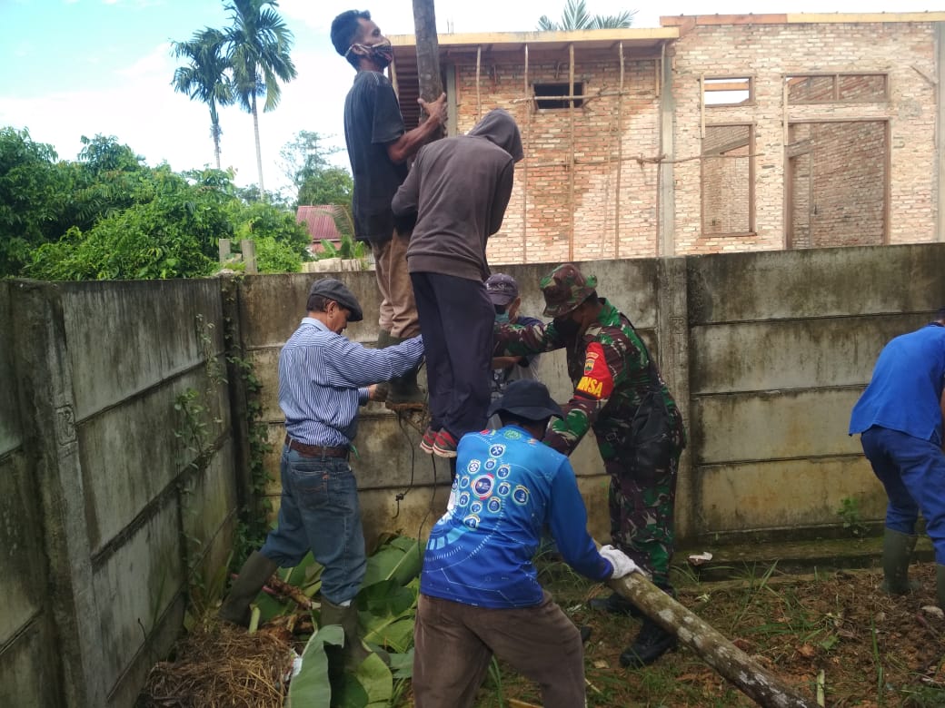 Babinsa Gotong Royong Buatkan Bank Sampah untuk Warga