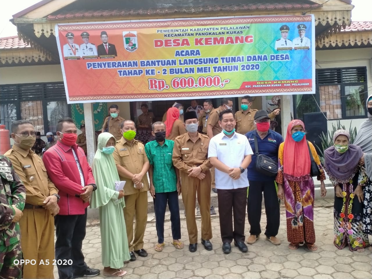 Bagikan BLT Desa Tahap II, Wabup: Jaga Protokol Kesehatan