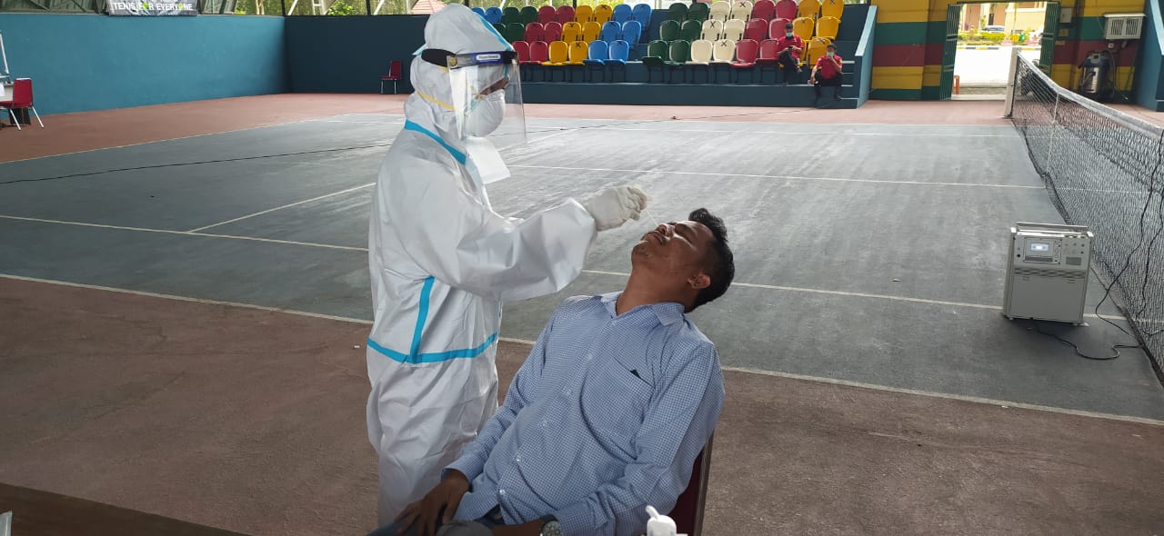 Anggota Dewan, Staf dan Wartawan di DPRD Riau Jalani Test Swab