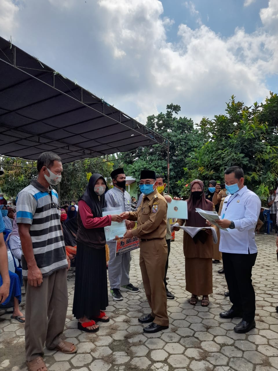 Bupati Harris Langsung Serahkan BLT Provinsi dan Kabupaten di Kecamatan Bunut