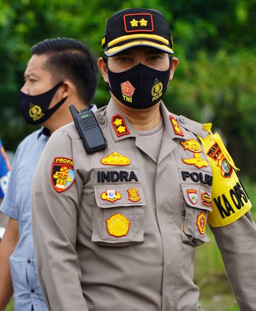 Bagikan Masker Ke Masyarakat, Kapolres Pelalawan Ingatkan Selalu Jaga Jarak