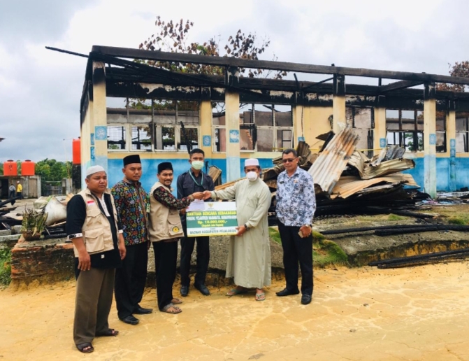 Baznas Pelalawan Salurkan Bantuan Ponpes Madinatul Munawwarah yang Terbakar