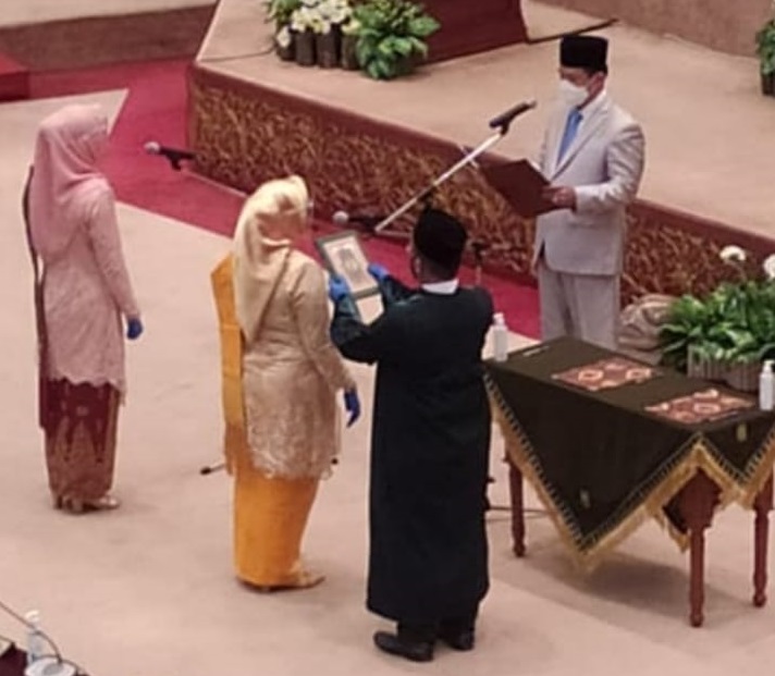 DPRD Riau Lantik PAW Indra Gunawan Eet dan Husni Thamrin