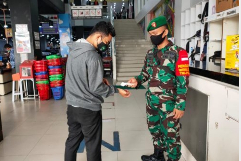 Awasi Protokol Kesehatan, 2 Orang Babinsa Turun Langsung ke Swalayan Hawai