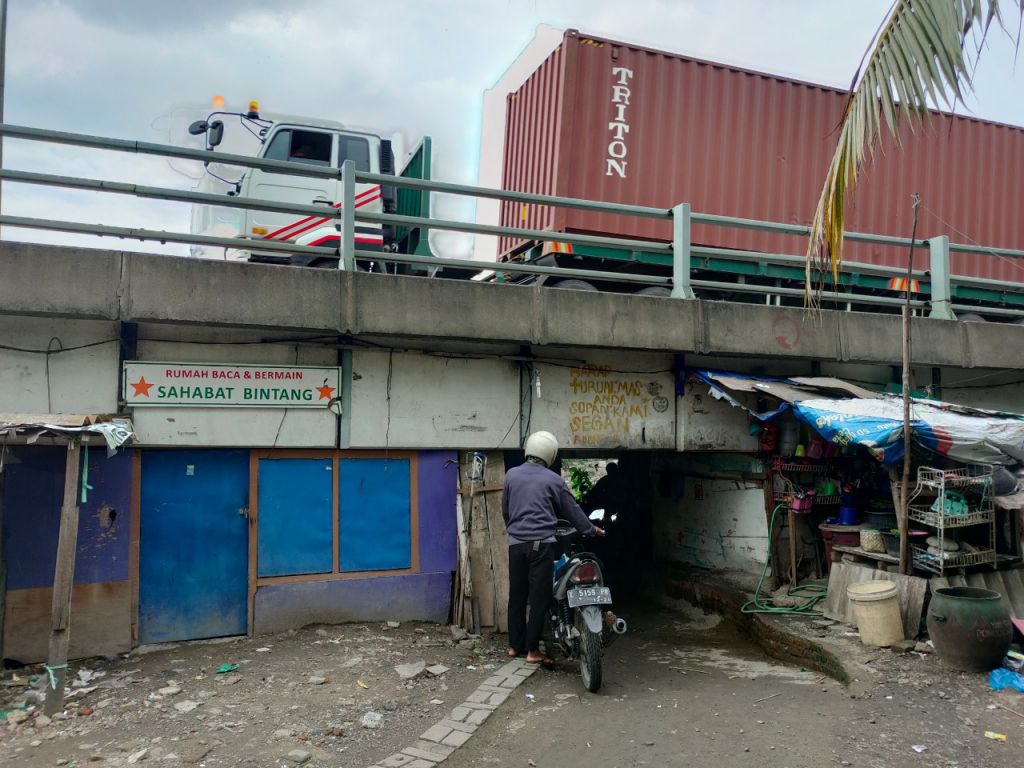 Sejak Jadi Walikota, Risma Tak Pernah Datangi Warga Kolong Tol Waru