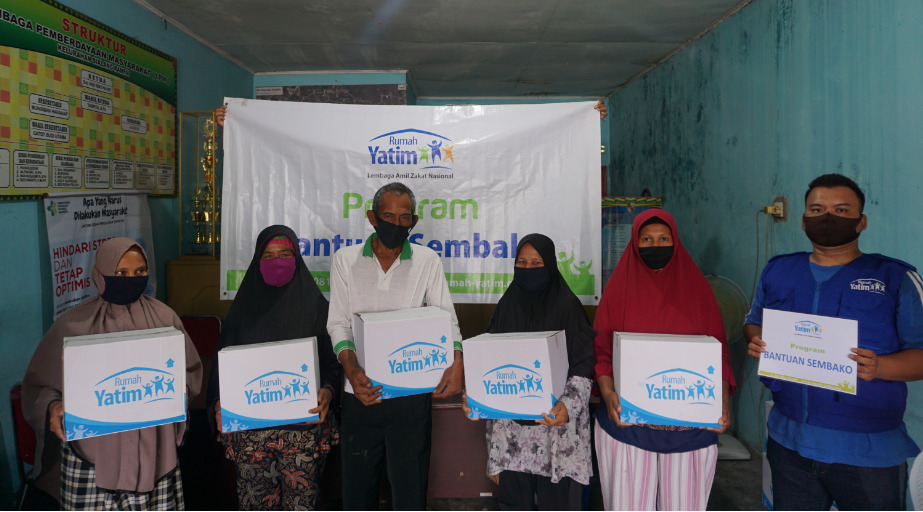 Rumah Yatim Sampaikan Bantuan Sembako untuk Korban Banjir Pekanbaru 