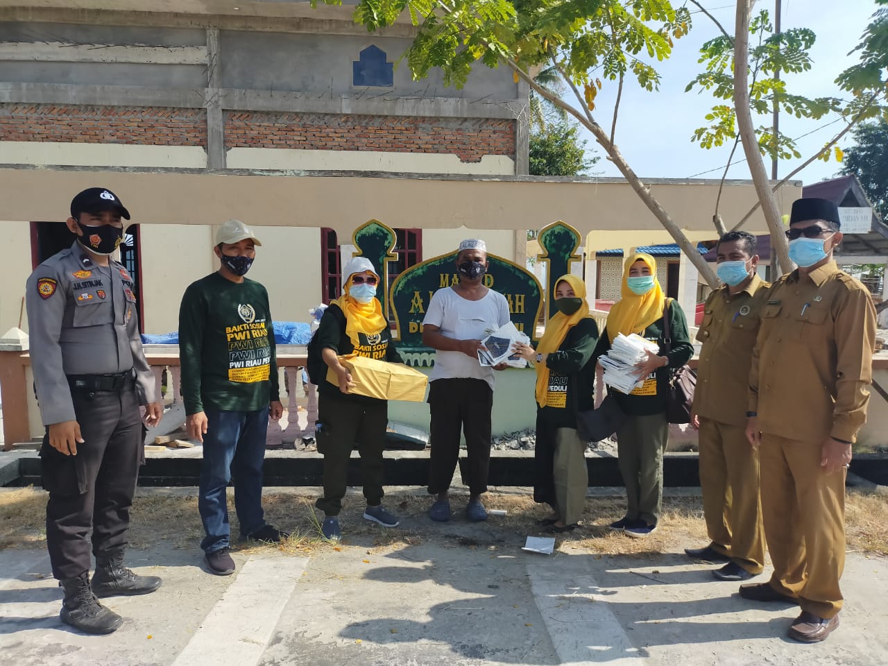 IKWI  Riau Salurkan 5.000 Masker, Alquran dan Buku di Rupat Utara