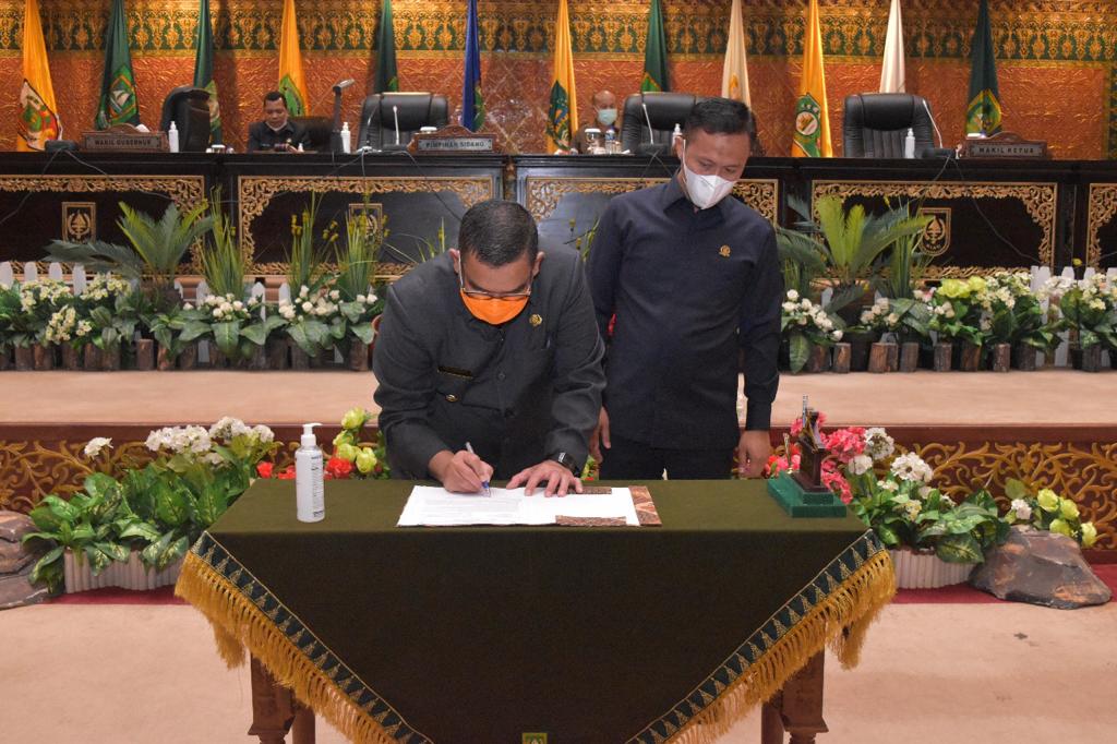 Raperda RZWP3K Distujui DPRD Riau Menjadi Perda