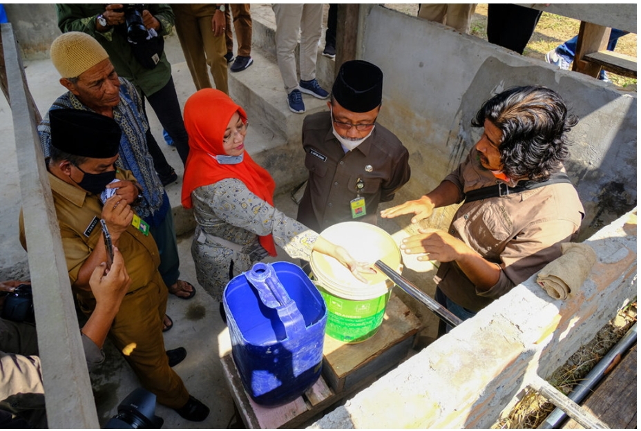 Ke Siak, Intsiawati Ayus Hadiri Peresmian Usaha Penyulingan Minyak Serai Wangi