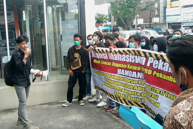 Demo di Kejari Pekanbaru, AMP Tuding Pimpinan Dewan Jual Beli Proyek