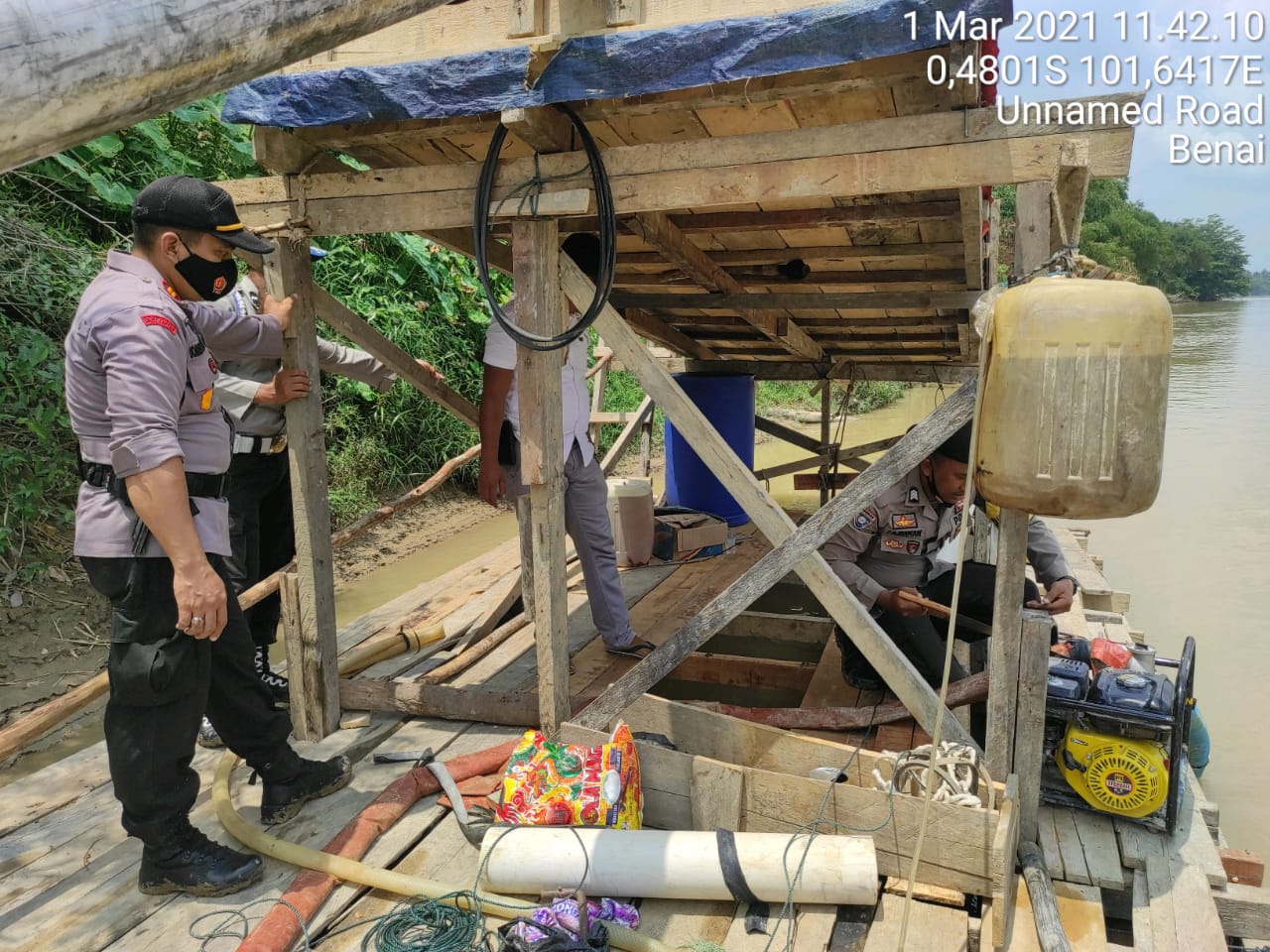 Polsek Benai dan Pemdes Kembali Musnahkan Rakit Dompeng Ilegal