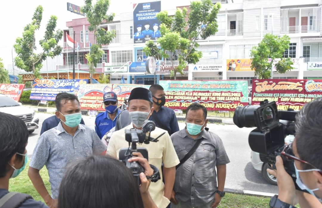 Karangan Bunga Ucapan Selamat Berdatangan ke DPC Demokrat Pekanbaru