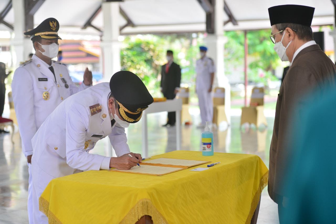 Gubri Resmi Lantik Bupati dan Wabup Rohil Afrizal Sintong-Sulaiman