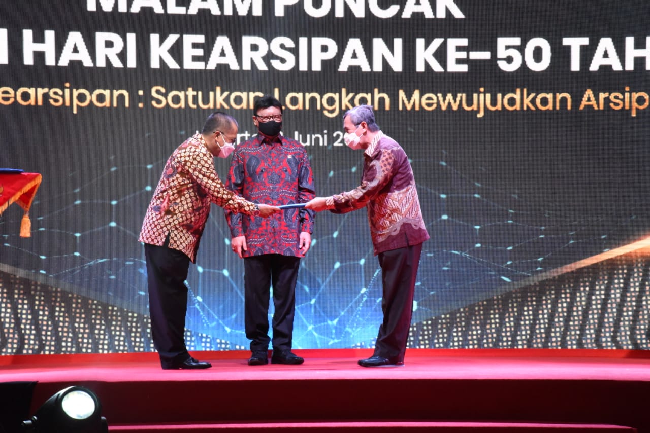 Dukung ANRI, Gubri Serahkan Sertifikat Tanah di Jl.Adisucipto