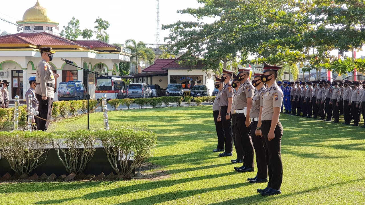 Kapolres Pelalawan Pimpin Upacara Kenaikan Pangkat 43 Personil