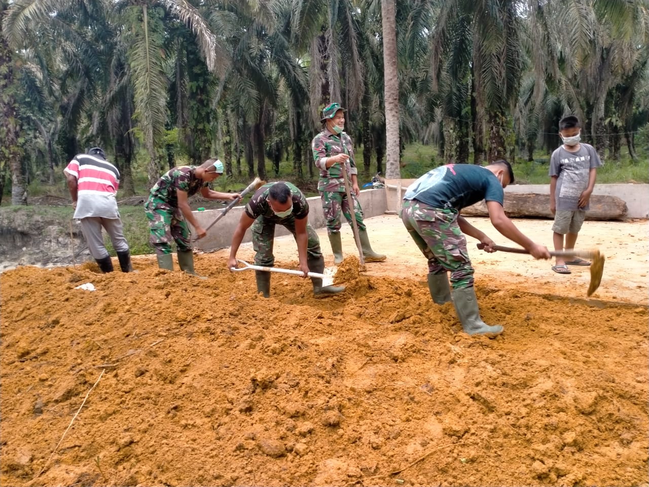 Box Culvert Hampir Rampung, TNI dan Warga Makin Semangat