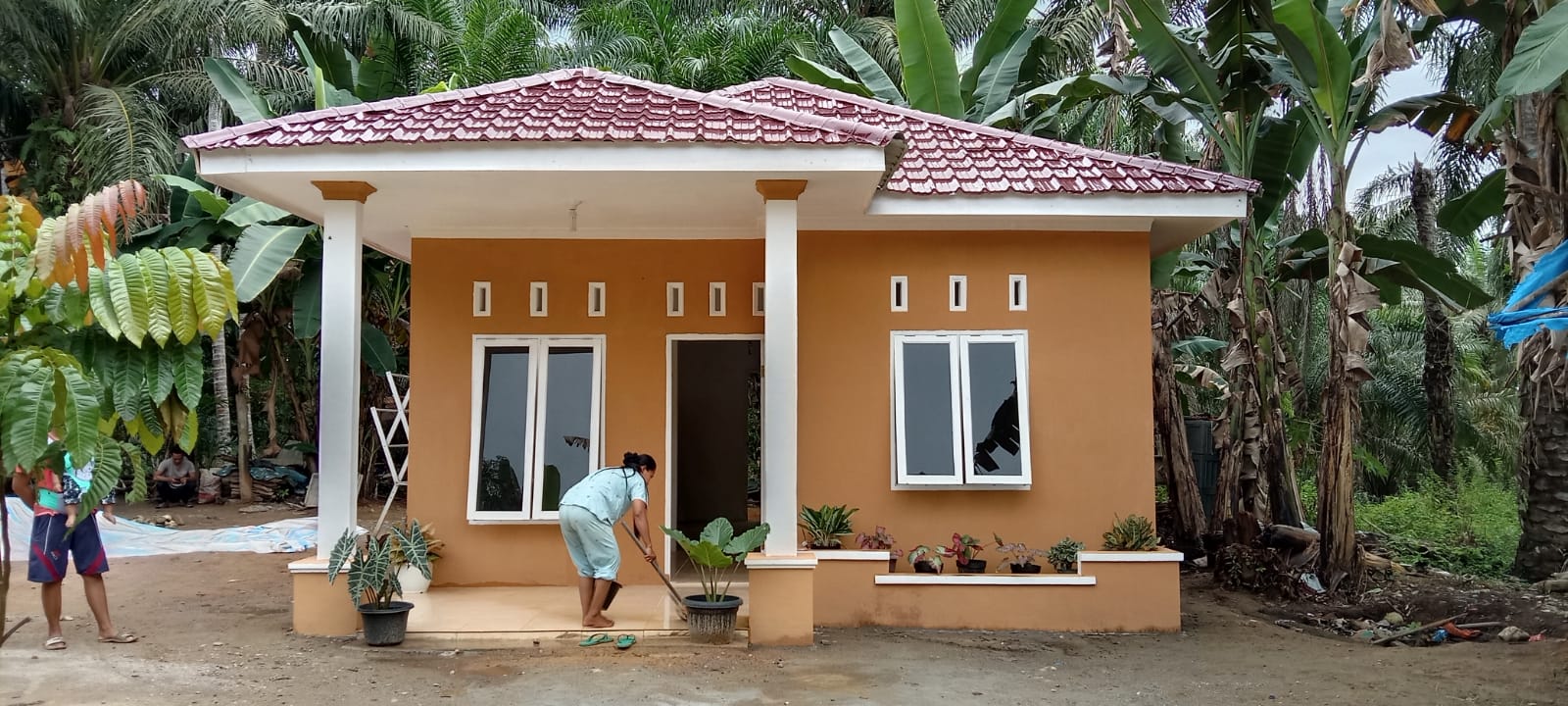 Senang Rumahnya Selesai Dibangun, Bu Dede Ikut Bersih-bersih Bersama Satgas TMMDÂ 