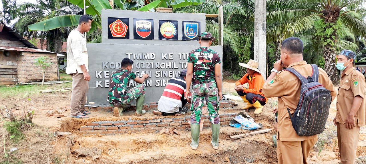 Jelang Penutupan TMMD ke-111, Satgas Bersama Warga Gesa Pengerjaan Tugu TMMD