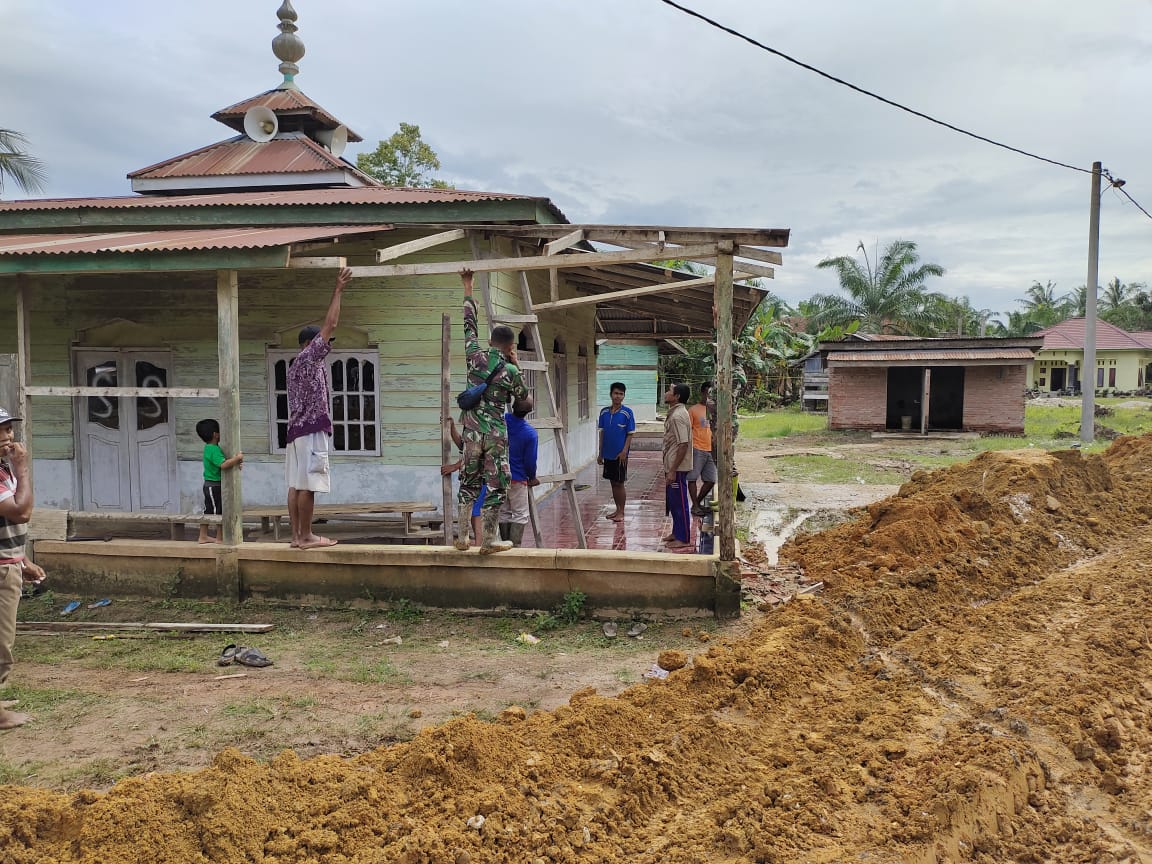 Hari Terakhir, Satgas TMMD Bantu Warga Perbaiki Teras Masjid