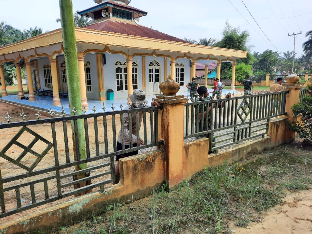 Satgas TMMD ke-111 Goro Pengecatan Pagar Masjid Bersama Warga