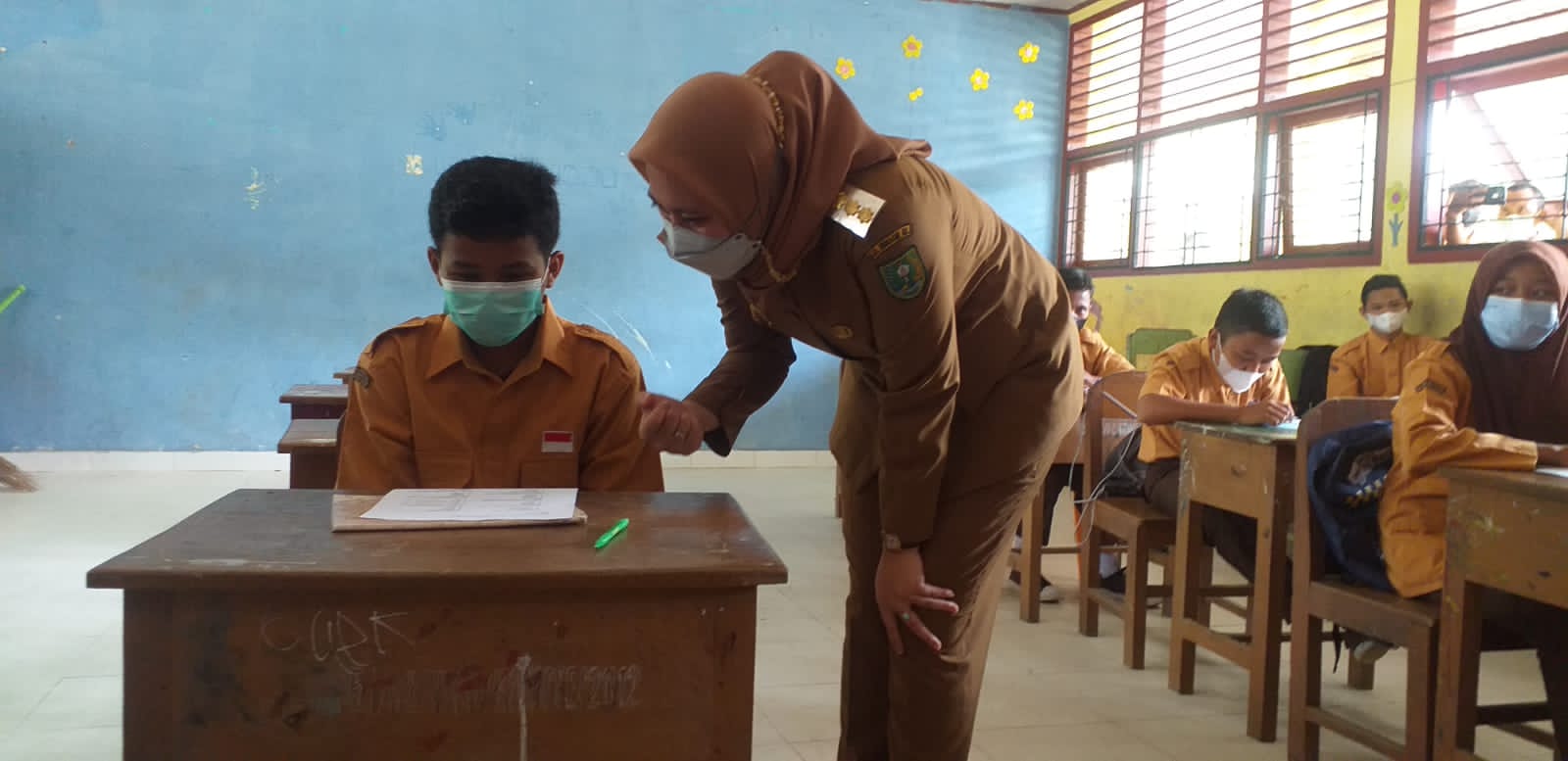 Bupati Rezita Tinjau Belajar Tatap Muka Terbatas, Siswa Diingatkan Patuh Prokes