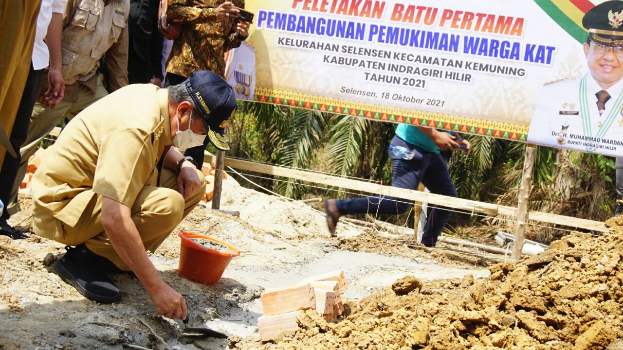 Gubri Syamsuar Serahkan Bahan Bangunan RLH dan Sembako untuk 6 Bulan