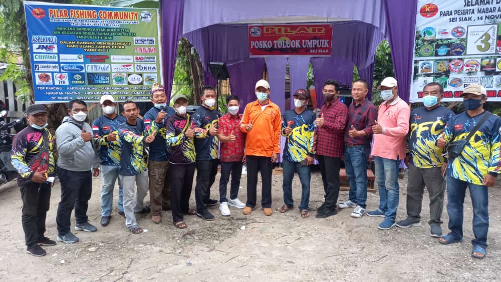 Anniversary ke-3 Tahun, PFC Riau Tabur Benih Ikan di Sungai Siak