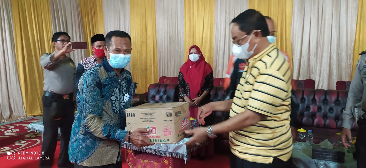 Bupati Wardan Bantu 4 Ton Lebih Beras Kepada Warga Kemuning Terdampak Banjir