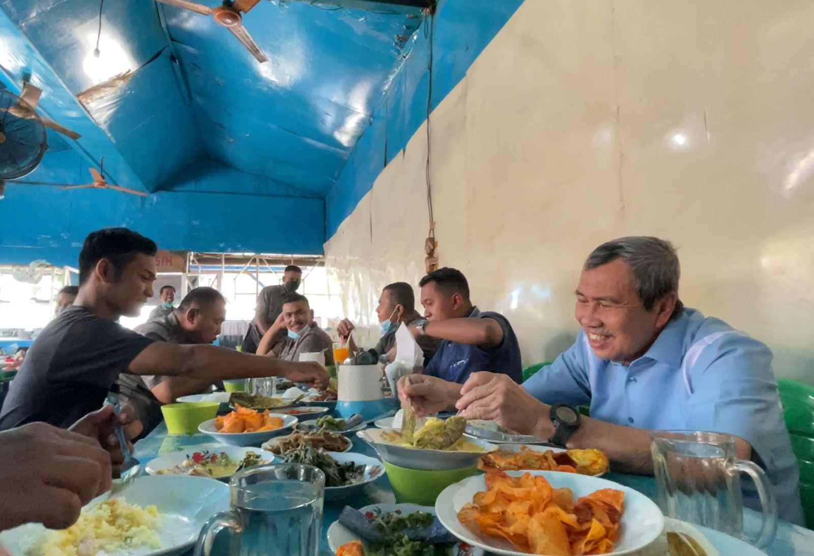 Gubri Ajak Pengamen Makan Semeja dengannya, Mata Pemuda Itu Berkaca-kaca