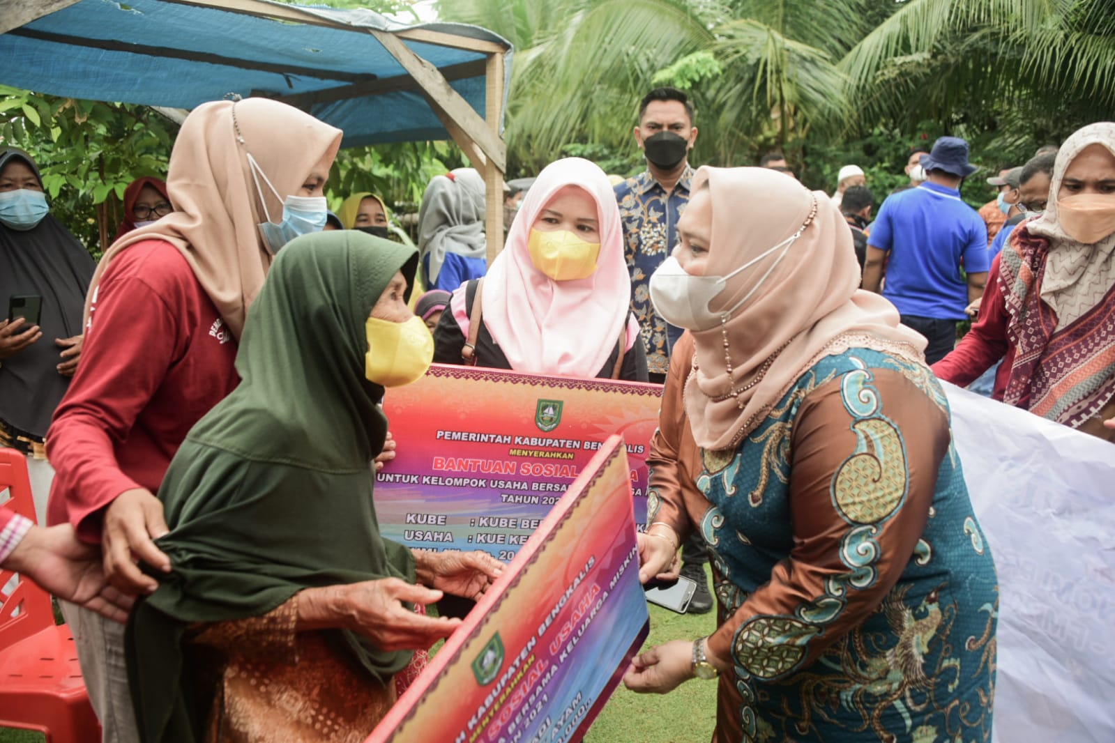 Blusukan ke Duri, Bupati Kasmarni Serahkan Bantuan untuk Masyarakat