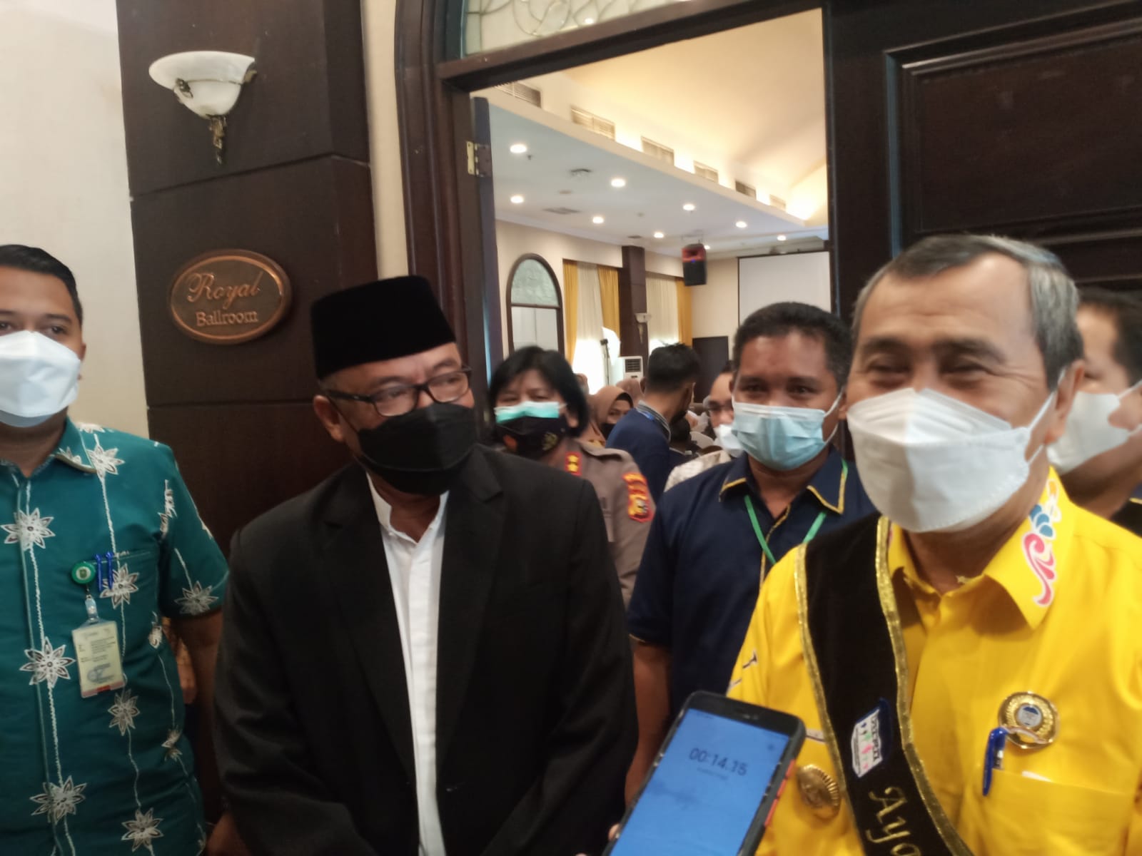 Terharu, Gubri Menangis Saat Terima Penghargan Bapak Anak Yatim