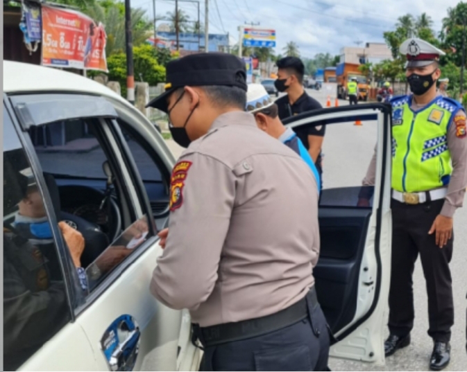 Kapolres Kuansing Tegak di Pinggir Jalan, yang Belum Vaksin Langsung Disuntik