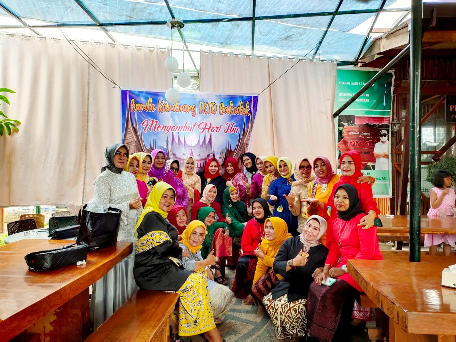 Meriahkan Hari Ibu, Bundo Kanduang IWTD Pekanbaru Gelar Lomba Bakodek