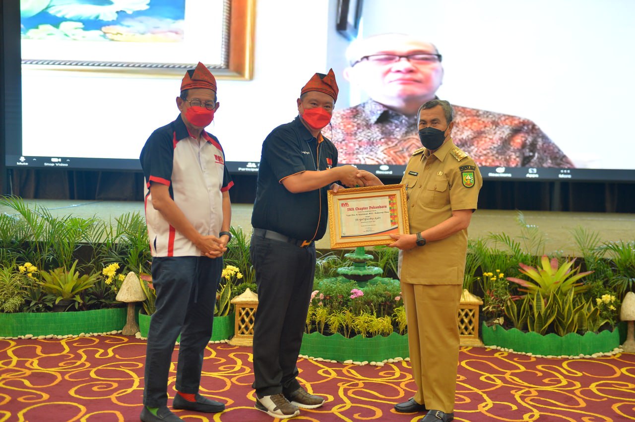 IMA Pekanbaru Anugerahi Gubenur Riau 