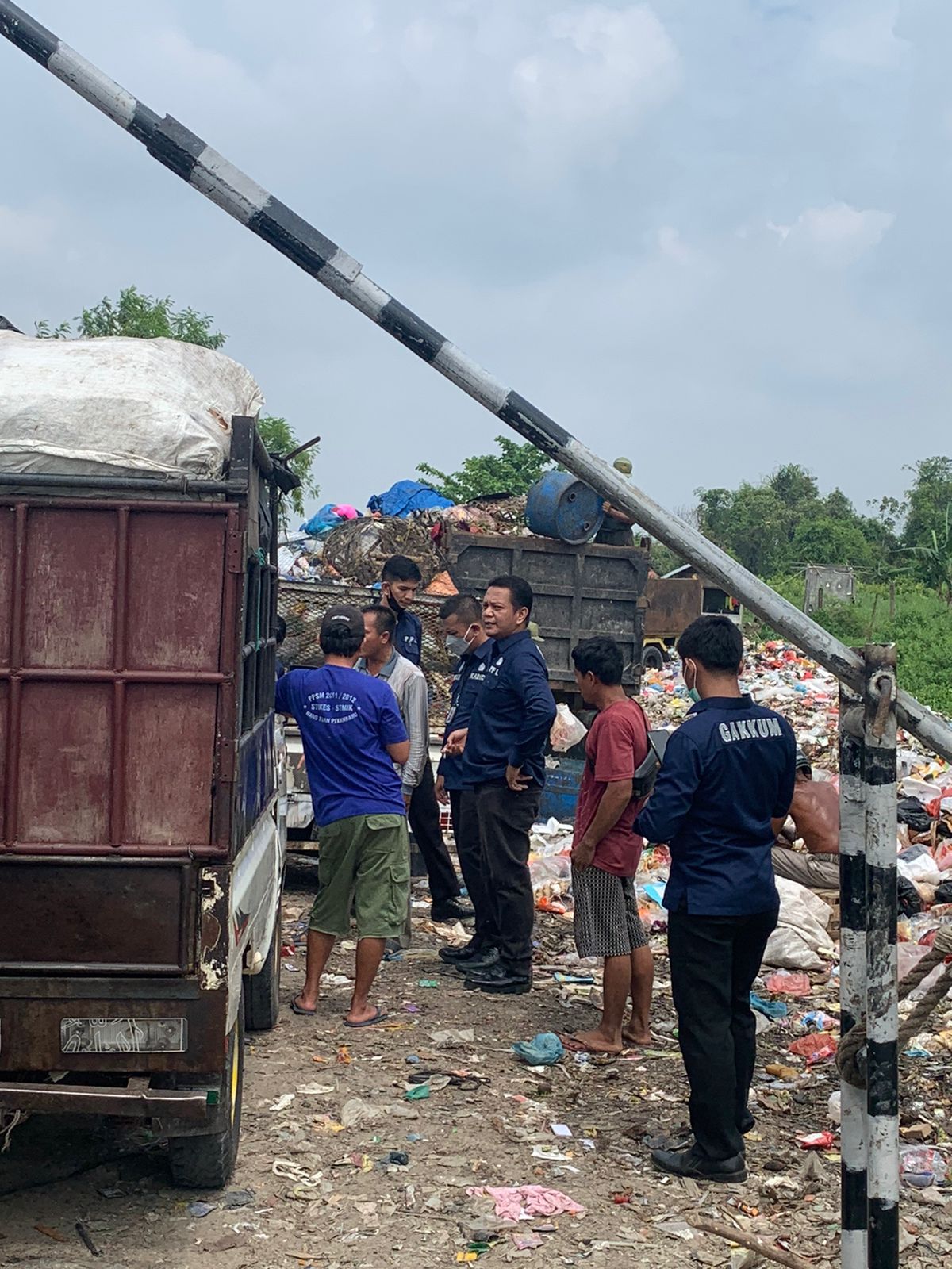 Buang Sampah Sembarangan, Pengangkut Sampah Mandiri Hanya Diberi Terguran