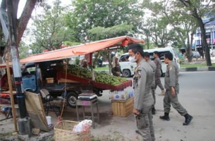 Ganggu Ketertiban Umum, Satpol PP Tertibkan PKL di Jalan Sudirman dan Arifin Ahmad