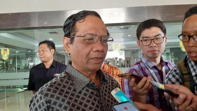 Mahfud MD Jenguk Wiranto: Malam Tadi Masa Kritis, Sekarang sudah Membaik 