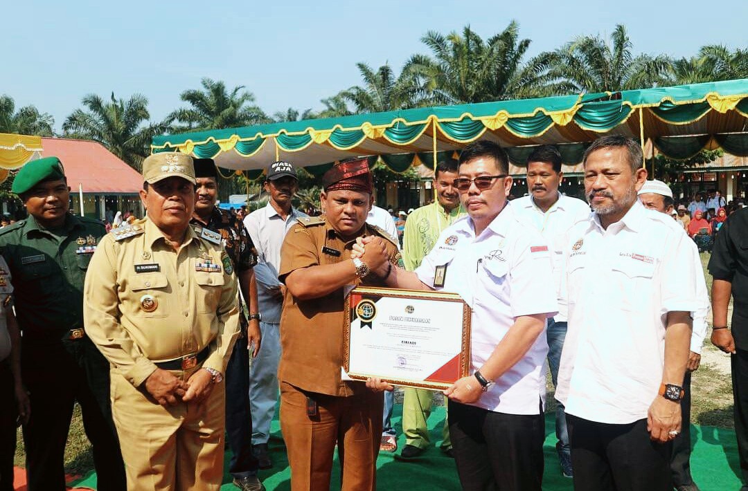 4.495 Penyerahan Sertifikat PTSL di Desa Mahato oleh Bupati H. Sukiman 2019