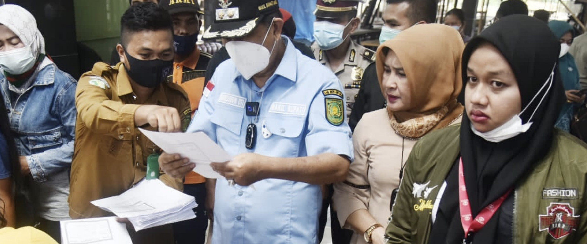 Wabup H.Syamsudin Uti Serahkan Sertifikat Vaksin Warga Keritang Hulu
