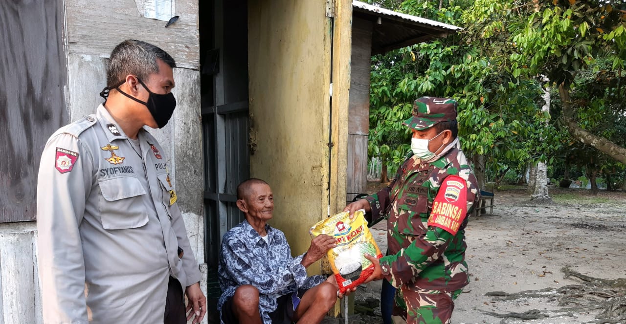 Datangi Rumah Warga Tak Mampu, Koramil 01/Rumbai Serahkan Sembako