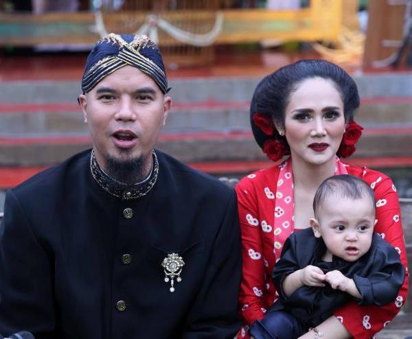 Ahmad Dhani tak mau Kalah dari Maya, Unggah Foto Keluarga  
